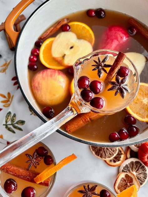 Dust off your prettiest punch bowl and make this festive Non-Alcoholic Thanksgiving Punch for the holiday season! It's made with apple cider, ginger ale, ground cinnamon and cinnamon sticks, then garnished with fruit slices and fresh cranberries for the perfect fall drink! Crockpot Wassail, Holiday Wassail, Wassail Recipe Crockpot, Holiday Crockpot, Yule Recipes, Fall Punch, Apple Cider Punch, Wassail Recipe, Thanksgiving Punch