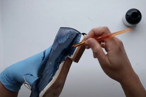 A tutorial on how to change the color of leather shoes using paint. How To Dye Leather Shoes, Paint Leather Shoes, Painted Leather Shoes, Painting Leather Shoes, How To Paint Leather, Paint Leather, White Leather Shoes, Leather Dye, Painting Leather