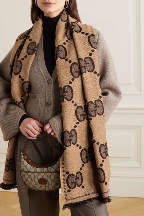 Gucci Outfits Women, Scarf Outfit, Gucci Outfits, Trendy Fashion Tops, Jacquard Knit, Fashion Mistakes, Business Casual Outfits, Winter Fashion Outfits, Mode Outfits