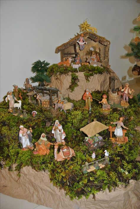 pesebre rustico Fontanini Nativity Display, Nativity Display, Christmas Crib Ideas, Nativity Scene Display, Fontanini Nativity, Christmas Village Display, Christmas Nativity Scene, Christmas Time Is Here, Navidad Christmas