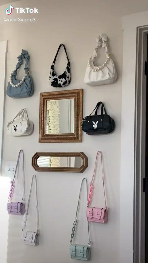 Purse Display Ideas Bedrooms, Purse Display Ideas, Hanging Purses, Purse Display, Handbag Display, College Apartment Decor, Diy Bags Patterns, Pinterest Room Decor, Bag Display