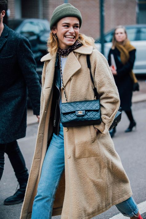 The Bag: A Classic Chanel Chanel Bag Street Style, Chanel Bag Outfit Street Style, Bag Street Style, Chanel Bag Outfit, British Girl, Camel Coat Outfit, Outfit Street Style, Mode Mantel, Milan Fashion Week Street Style