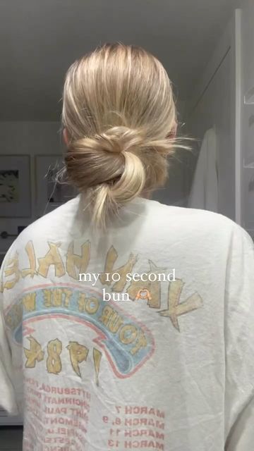 Meredith Welborn on Instagram: "literally the quickest and easiest hairstyle ever !! this is how my hair looks most days 🫶🏼 #hairtok #hairtutorial #messybun #buntutorial #heatlesshair #easyhairstyles" Hair Styles Simple, Preppy Hairstyles, Cute Simple Hairstyles, Bun Tutorial, Hair Tips Video, Peinados Fáciles Para Cabello Corto, Hair Stylies, Bun Hairstyles For Long Hair, Clipuri Video