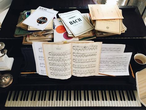 ❤❤❤ Messy Workplace ❤❤❤ Piano Aesthetic, Drømme Liv, Music Student, Music Sheets, Autumn Vibes, Future Life, Pics Art, Classical Music, My Vibe