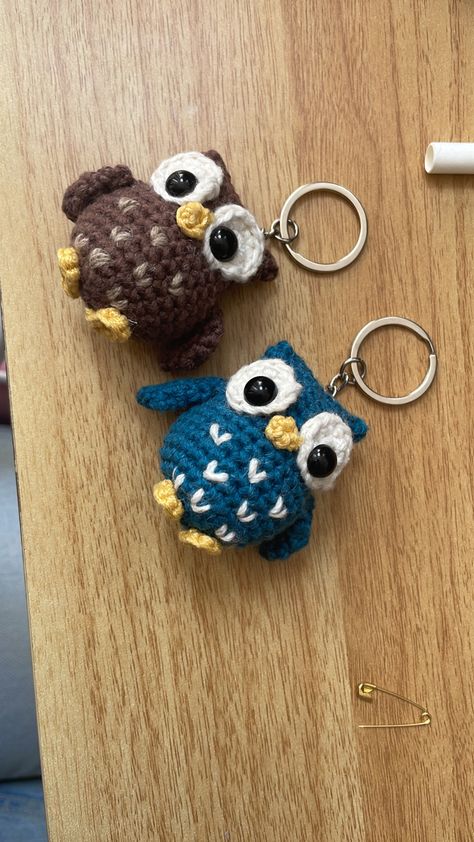 Owl Keychain Crochet, Crochet Owl Keychain, Crochet Keychain Animals, Free Crochet Keychain, Wine Crochet, Crochet Keyring Free Pattern, Scrap Yarn Crochet, Crochet Granny Squares, Hello Kitty Crochet