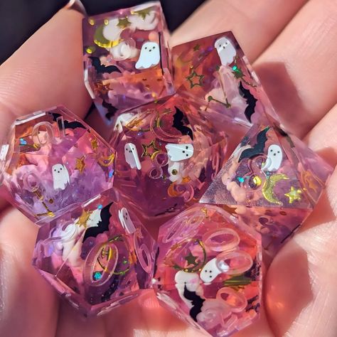 Custom Dnd Dice, Cute Dnd Dice, D&d Aesthetic, D&d Dice, Dungeons And Dragons Diy, Dice Ideas, Cool Dnd Dice, Dice Making, Dice Dragon