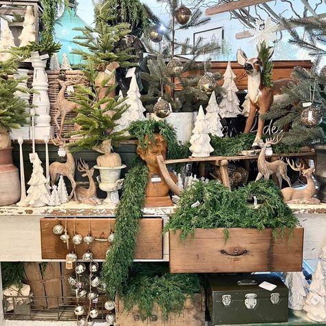 Christmas Antique Booth Display, Boutique Vendor Booth, Christmas Vendor Booth, Christmas Vendor Booth Display, Boutique Vendor Booth Ideas, Vendor Booth Ideas, Christmas Vignette, Vendor Booth Display, Christmas Booth