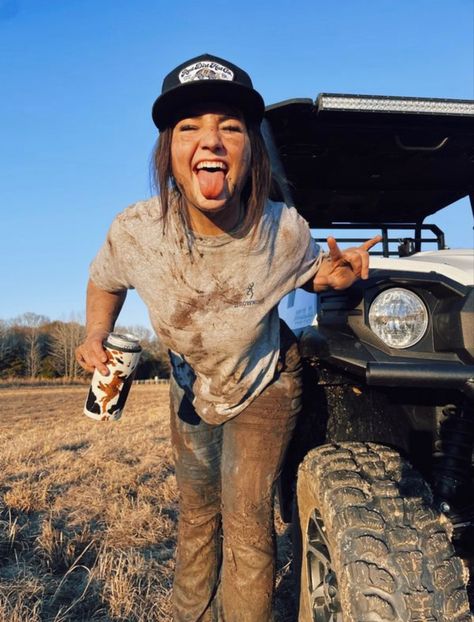 Mudding Outfit, Farmcore Outfit, Mudding Girls, Fun Poses, Cute Country Couples, Cute Cowgirl Outfits, Muddy Girl, Modern Cowgirl, Western Photography