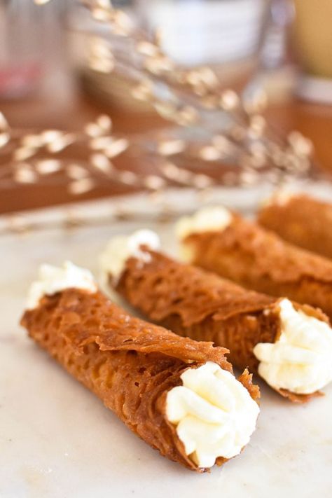 brandy snaps filled with cream Brandy Snaps Recipe, Christmas Themed Desserts, Brandy Snaps, Custard Filling, Christmas Lunch, Gluten Free Cake, Ginger Recipes, Xmas Food, Golden Syrup