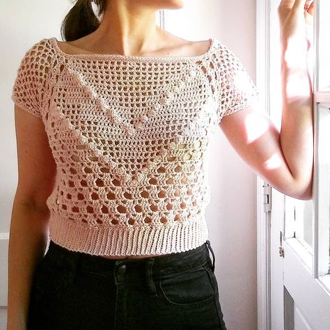 Thrifter and maker in IL- Amy on Instagram: “Ok guys! I finally finished testing the new totum tee crochet pattern from @nomadstitches! Isn't it a beauty? This design is so intricate…” Top Tejidos A Crochet, Ladies Tops Patterns, Crochet Top Outfit, Patterned Crop Top, Crochet Summer Tops, Tees Pattern, Crochet Fashion Patterns, Crochet Halter Tops, Crochet Woman