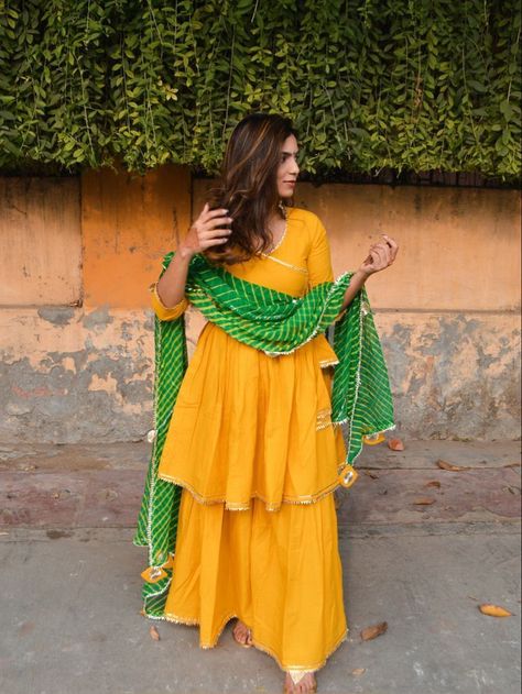 Haldi Ceremony Outfit For Sister, Yellow Dress For Haldi Function, Dress For Haldi Function, Simple Mehndi Dresses, Haldi Dress Ideas, Haldi Ceremony Outfit, Haldi Dress, Haldi Outfits, Haldi Outfit