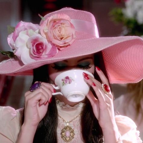 samantha robinson as elaine in 'the love witch (2016)'. The Love Witch Movie, Over The Country Club, The Love Witch, Samantha Robinson, Cottagecore Witch, Witch Core, Mary Sue, English Cottage Style, Vintage Witch