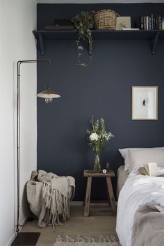 Small Guest Rooms, Flat Inspiration, Dads Room, Small Guest Bedroom, My Scandinavian Home, Dark Blue Walls, Mid Century Modern Bedroom, Floor Lamp Bedroom, Small Bedroom Designs