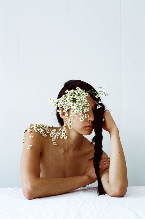 collaboration between photographer Parker Fitzgerald and floral designer Riley Messina Inspiration Photoshoot, Foto Portrait, Flowers In Her Hair, Kunst Inspiration, Photographie Inspo, Natural Beauty Tips, Messina, Creative Portraits, Foto Inspiration