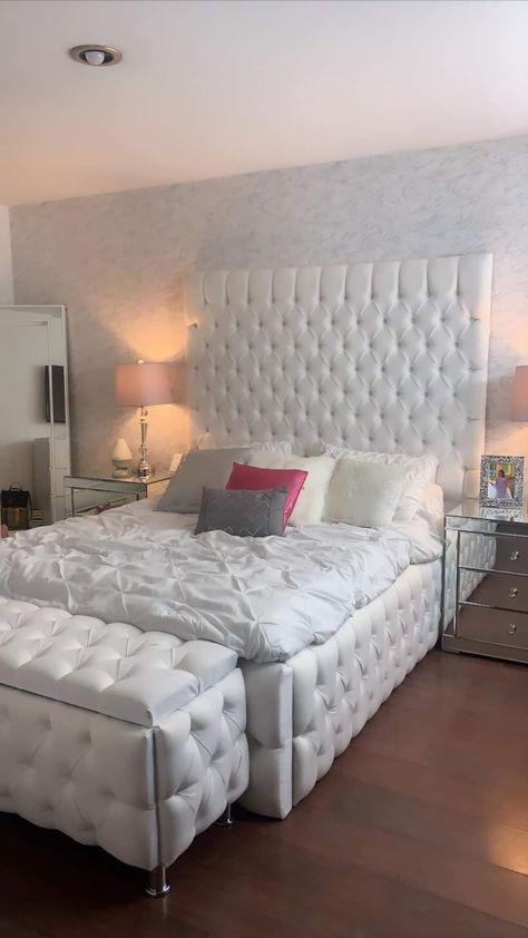 Led Light Bedroom Aesthetic, Bedroom Aesthetic Led Lights, Light Bedroom Aesthetic, Led Light Ideas, Led Lights Aesthetic, Aesthetic Led Lights, Led Lights Design, Bedroom Led Lights, Led Lights Bedroom Aesthetic