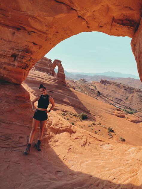 Arches National Park Outfit, Bryce Canyon Outfit, National Parks Outfit Summer, Desert Hike Outfit, Utah Hiking Outfit Summer, Arches National Park Aesthetic, National Park Outfit Ideas Summer, National Park Outfit Ideas, Utah Hiking Outfit