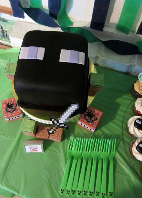 Enderman cake Enderman Birthday Cake, Enderman Cake, Diy Enderman, Enderman Pinata, Minecraft Cake Ender Dragon, Diy Minecraft Enderman Costume, Minecraft Birthday Cake Enderman, Minecraft Party Food, Cub Scout Cake