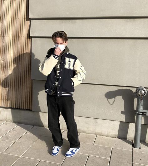 Indie Outfits Men, Y2k Streetwear Aesthetic, Baseball Jacket Outfit, Fits For Guys, Cold Outfit, Varsity Jacket Outfit, Mens Winter Fashion Outfits, Streetwear Fits, Outfits Streetwear