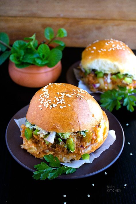 cheesy paneer pav bhaji recipe Indian Starters, Pav Bhaji Recipe, Sandwich Day, Cheese Sliders, Bhaji Recipe, Healthy Indian Recipes, Pav Bhaji, Vegetarian Fast Food, Meat Dinners