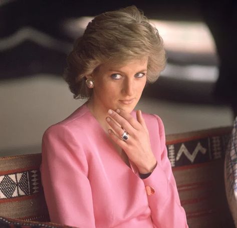 Princess Diana Hair, Princess Diana Ring, Princess Diana Wedding, Diana Ring, Princess Diana Photos, Princess Diana Pictures, Prinz Harry, Royal Flush, Princes Diana