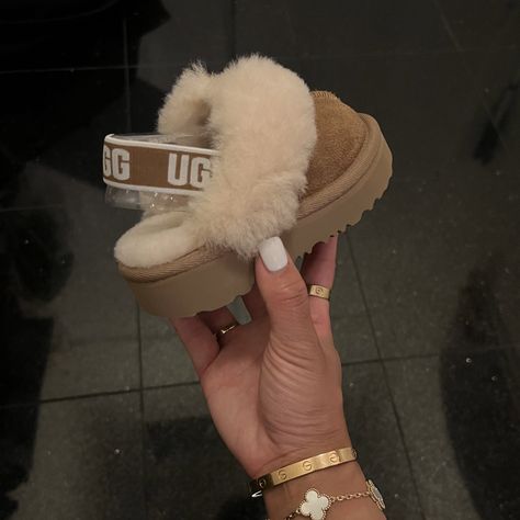 Girl Uggs, Baby Pink Shoes, Mode Zara, Baby Closet, Baby Fits, Hair Nails, Baby Boy Shoes