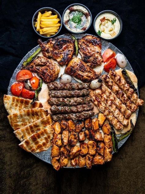 Meaty Platters Ideas, Hot Food Platters, Meat Platter Ideas Bbq, Iftar Food Ideas, Iftar Platter, Kebab Platter, Iftar Ideas, Muslim Food, Grill Platter