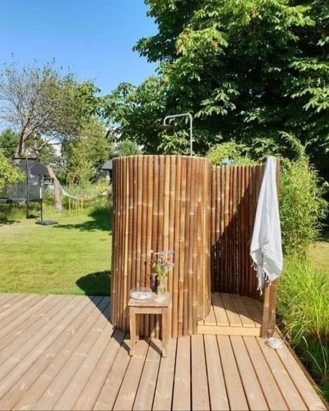 Outdoor Bathroom Design, Pool Shower, Garden Shower, Outdoor Bath, Apartment Patio, Outdoor Bathrooms, Patio Designs, Patio Decorating, Rustic Garden Decor