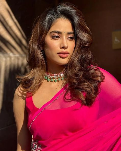 Pink Suit Makeup, Janhvi Kapoor Lehenga, Hot Pink Saree, Pink Saree Makeup Look, Pink Bollywood Saree For Transitional Season, Hot Pink Suit, Jahnvi Kapoor, Janhvi Kapoor, Pink Bollywood Saree For Celebration