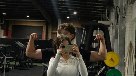 Gym Couple Poses, One Real Person Is Enough, Couple Poses Ideas, Gym Poses, Gym Couple, Gym Partner, Gym Boy, Couple Dpz, Dream Boyfriend