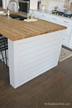 Pretty kitchen island transformation (for less than $100!) from Thrifty Decor Chick Kitchen Renovation Diy Ideas, Kitchen Island Makeover, Diy Kitchen Renovation, Kitchen Island Decor, Modern Kitchen Island, Pretty Kitchen, Diy Kitchen Island, Kitchen Island Design, Kitchen Tops