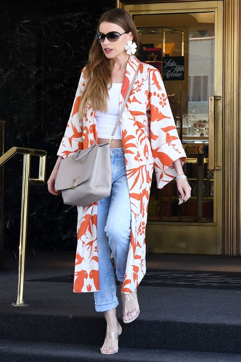 Women Kimono Outfits, Orange Kimono Outfit, White Kimono Outfit, Kimono Jacket Outfit, Kimono Street Style, Sofia Vergara Style, Look Kimono, Kimono Styles, Gilet Kimono