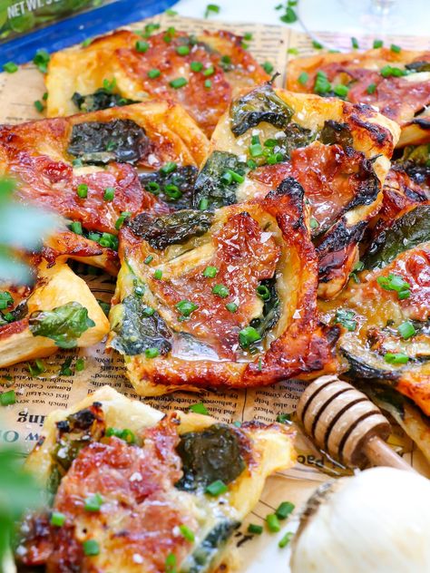 (5-Ingredient) Flaky Prosciutto, Brie, & Spinach Bites Prosciutto Brie, Spinach Appetizers, Prosciutto Appetizer, Pizza Appetizer, Spinach Bites, Spinach Puff Pastry, Super Easy Appetizers, Spinach Puff, Puff Pastry Appetizers