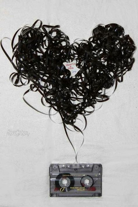 Diy Using Cassette, Cassette Tape Crafts Diy, Tape Cassette Art, Cassette Tapes Crafts, Cassette Tapes Art, Casette Tape Art, Cassette Tape Diy, Triangle Mural, Casette Art