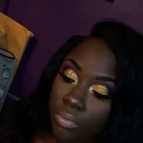 @angel_cumberbatch Makeup Birthday, Prom Gold, Birthday Makeup Looks, Bob Haircut For Round Face, Face Beat Makeup, Makeup Gold, Glitter Pictures, Birthday Makeup, Dark Skin Women