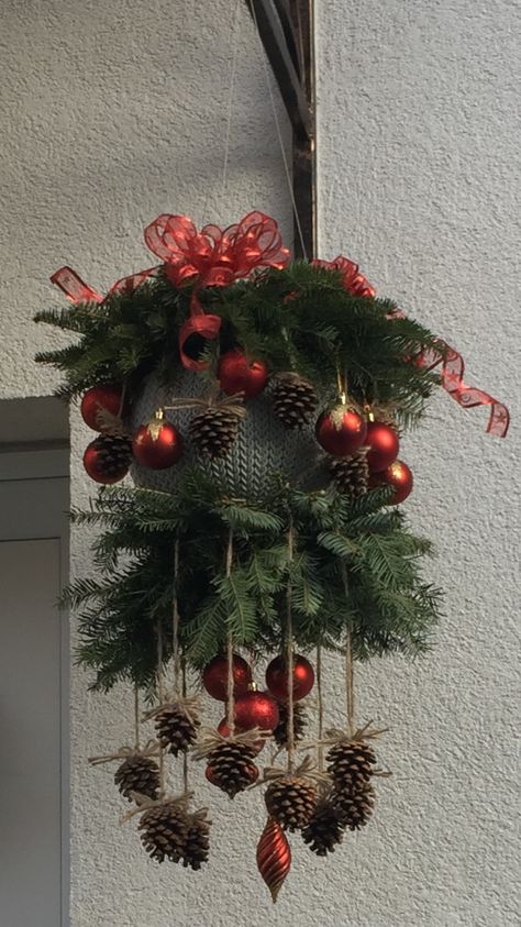 Holiday Hanging Baskets, Hanging Christmas Basket, Christmas Hanging Baskets Front Porches, Holiday Christmas Decor, Winter Hanging Baskets, Christmas Hanging Baskets, Dekoratívne Vence, Christmas Porch Decor Ideas, Christmas Tree Lots