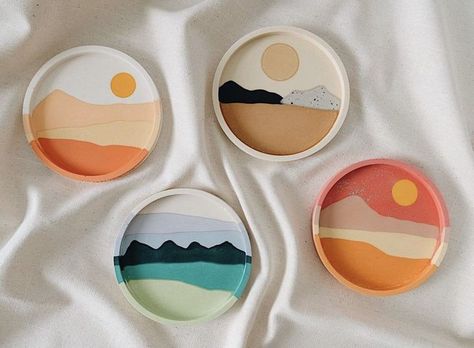 Diy Decorating Ideas For The Home, Pottery Painting Design Ideas, Clay Paint Ideas, Air Clay Coasters, Crafty Things To Do, Clay Designs Ideas, Pottery Designs Ideas, Cute Pottery Ideas, Pottery Art Painting