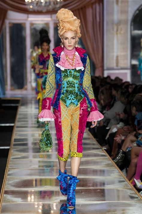 Moschino | Milan (FW 20/21) Black Marie Antoinette, Moschino 2020, Moschino Fashion Show, Moschino Runway, Sleeping Beauty Costume, Madeline Hatter, Moschino Fashion, Inspi Outfit, Hoodie Dresses