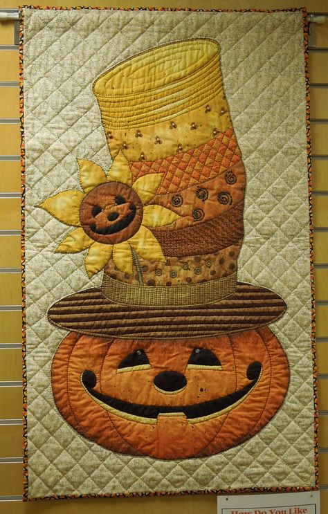 Fall Quilting Ideas, Fall Wall Hangings Diy, Applique Wall Hangings Ideas, Fall Wall Hangings Quilted, Halloween Quilting Projects, Halloween Panel Quilts, Fall Wall Hangings, Fall Wall Hanging, Halloween Wall Hanging