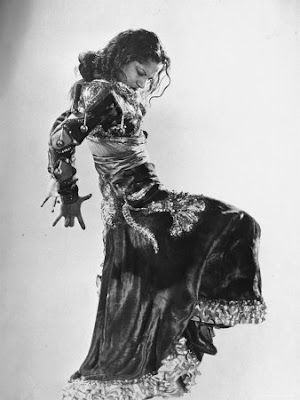 José Paz. Carmen Amaya, flamenco dancer... Carmen Amaya, Gjon Mili, Belly Dancing Classes, Spanish Dancer, Flamenco Dancing, Jitterbug, Anna Karenina, Dance Movement, Flamenco Dancers