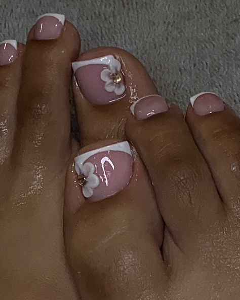 don’t go out this summer with your toes not done😩 Swipe to see her retention 🔥 #stcloudfl #stcloudnails #kissimmeefl #kissimmeenails #orlandofl #orlandonailtech #lakenona #lakenonanails #stcloudtoes #kissimmeetoes #stcloudpedi #kissimmeepedicure #lakenonatoes #lakenonapedi Toenail Color Ideas, Summer Nails Toes, Pedicure Designs Toenails 2024, Trendy Pedicure 2024 Summer, Toe Nail Designs For Summer, Toenails Summer 2024, White Pedicure Toenails Flower Designs, Pink Toes With Flower Design, Toe Nail Color