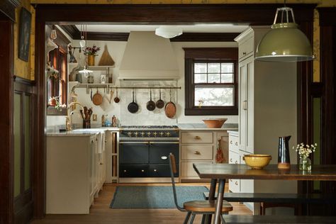 Renovated Craftsman, What Is Interior Design, Devol Kitchens, English Kitchen, English Kitchens, Arts And Crafts House, Shaker Cabinets, Craftsmen Homes, Country Charm