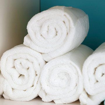 rolling towels apparently takes up less space Rolling Towels, Rolled Towels, Spring Cleaning List, Making A Bench, Bathroom Space Saver, How To Roll Towels, Linen Closet Organization, Bath Towels Luxury, Linen Cabinet