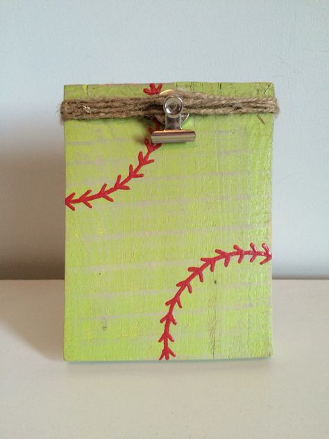 Softball picture frame Softball Diy Gifts, Basketball Favors, Softball Room Decor, Softball Bedroom, Softball Pictures Poses, Baseball Themed Bedroom, Softball Picture, High School Softball, Softball Ideas