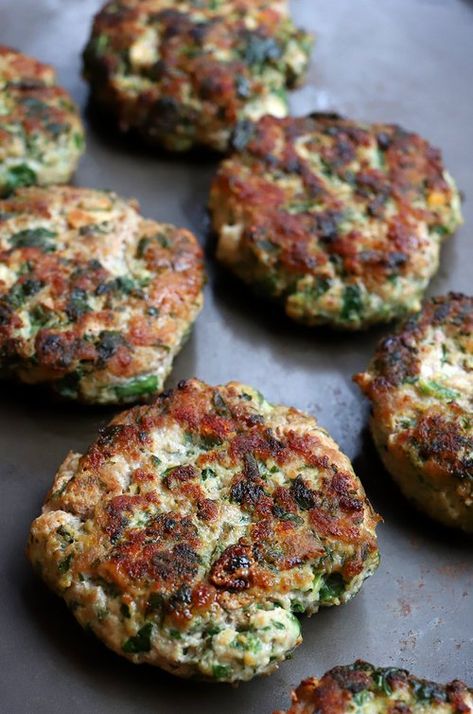 SPINACH AND GOAT CHEESE MINI TURKEY BURGER PATTIE — COFFEE AND CHAMPAGNE Goat Cheese Turkey Burger, Turkey Burger Patties, Goat Cheese Burger, Spinach And Goat Cheese, Beef Burgers Patties, Turkey Burger Recipe, Turkey Patties, Burger Meat, Burger Night