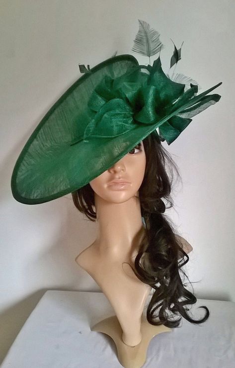 Fascinator Hats Outfit, Race Day Hats, Fascinator Hats Diy, Ivory Fascinator, Ladies Dress Hats, Green Fascinator, Classy Hats, Large Brim Hat, Sinamay Fascinator