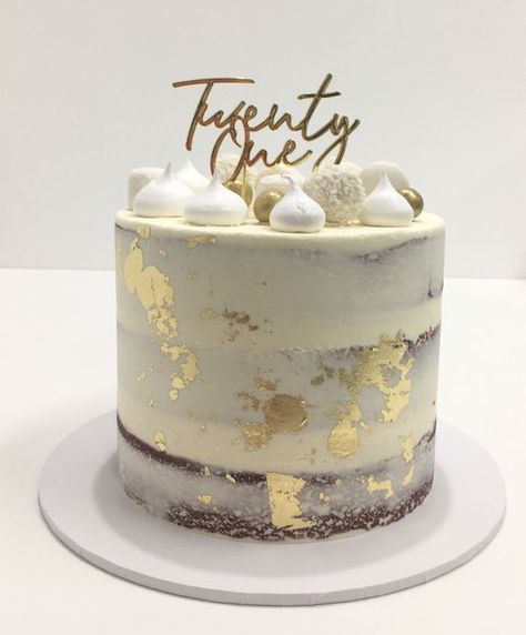 White Cake With Gold Flakes, Elegant Birthday Cakes For Women Classy, Golden Cake Design, Classy 21st Birthday Cake, Golden Birthday Cake Ideas, 40th Birthday Cakes For Men, Simple Birthday Cake Designs, Golden Birthday Cakes, Modern Birthday Cakes