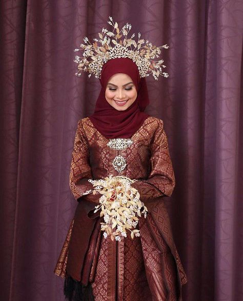 Malaysia Traditional Dress, Kebaya Tradisional Melayu, Tradisional Melayu Wedding, Malay Wedding Dress Songket, Wedding Dress Songket, Traditional Malay Wedding Dress, Pengantin Songket, Dress Songket, Adat Melayu