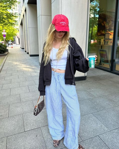 Pajama Pants Street Style, Pajama Outfits Fashion, Pajamas Pants Outfit, Pijama Pants Outfit, Pijama Pants, Pajamas Outfit, Pajama Pants Outfit, Hoodie Pajamas, Pajama Outfit