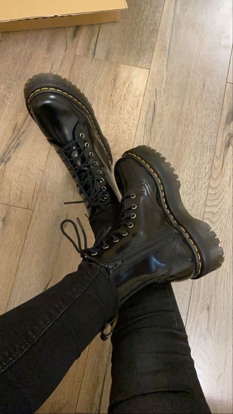 Doctor Martens Aesthetic, Chuck 70s Outfit, Combat Boots Aesthetic, Rockstar Girlfriend Aesthetic, Boots Aesthetic, Girlfriend Aesthetic, Boot For Men, Grunge Boots, Dr Martens Jadon