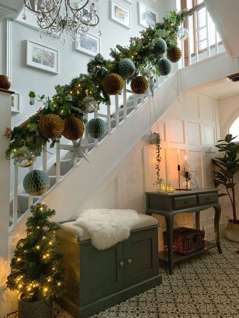 Christmas Hallway, Christmas Stairs Decorations, Christmas Staircase Decor, Christmas Stairs, Beautiful Christmas Scenes, Stairs Renovation, Christmas Staircase, Staircase Decor, Christmas Interiors